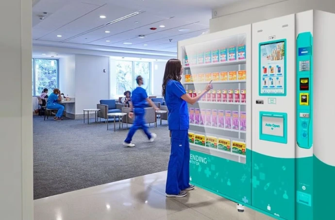 Profesional de salud utilizando un equipo de vending especializado dentro de un hospital